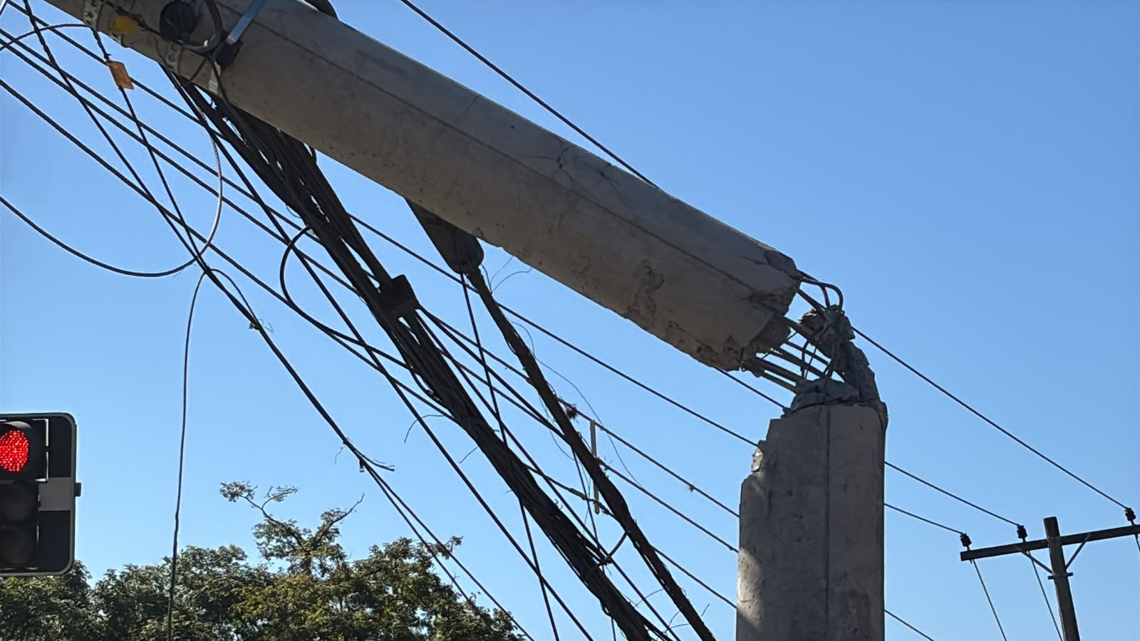 Poste quebra ao meio após ser atingido por veículo na Avenida Limeira em Piracicaba 