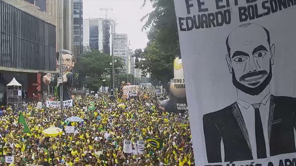Manifestantes pró-Bolsonaro fazem protesto na Avenida Paulista neste domingo — Foto: Reprodução/TV Globo