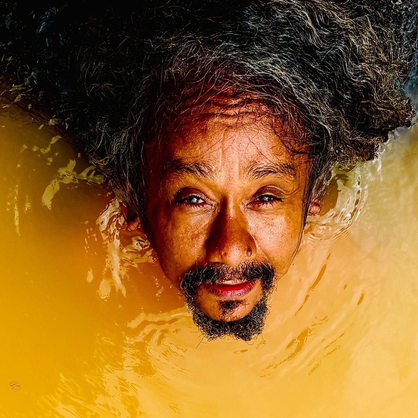 Chico César procura adensar canções feitas na juventude em ‘Fofo’, álbum de voz, violão e algum experimentalismo