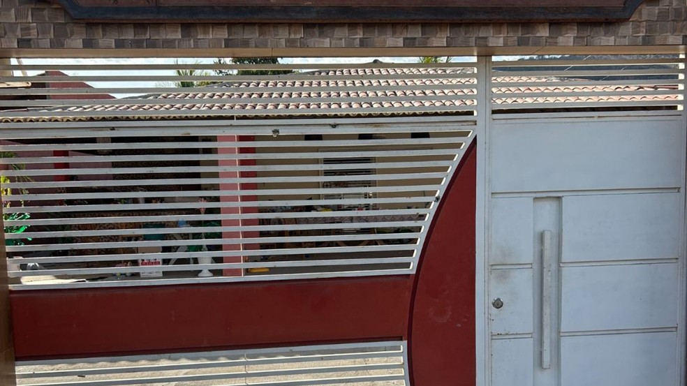 Casa do gerente bancário foi alvo de tiros, em Carnaubeira da Penha — Foto: Reprodução