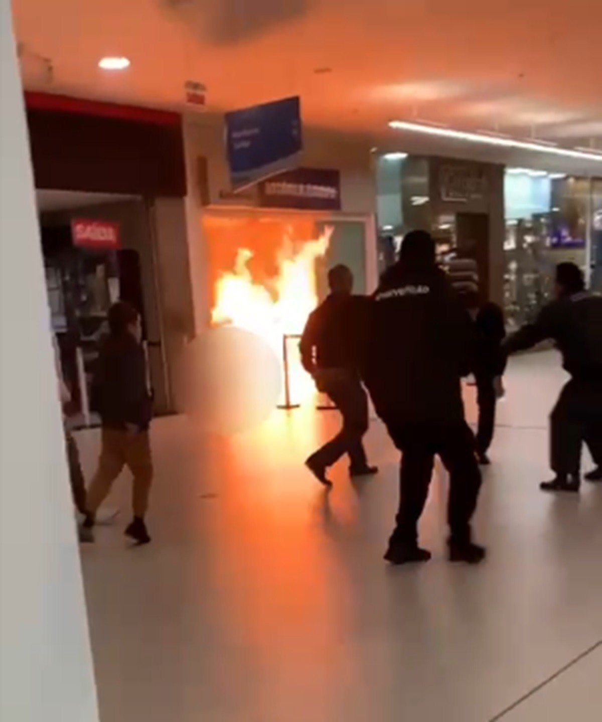 Homem ateia fogo em casa lotérica de shopping de Florianópolis