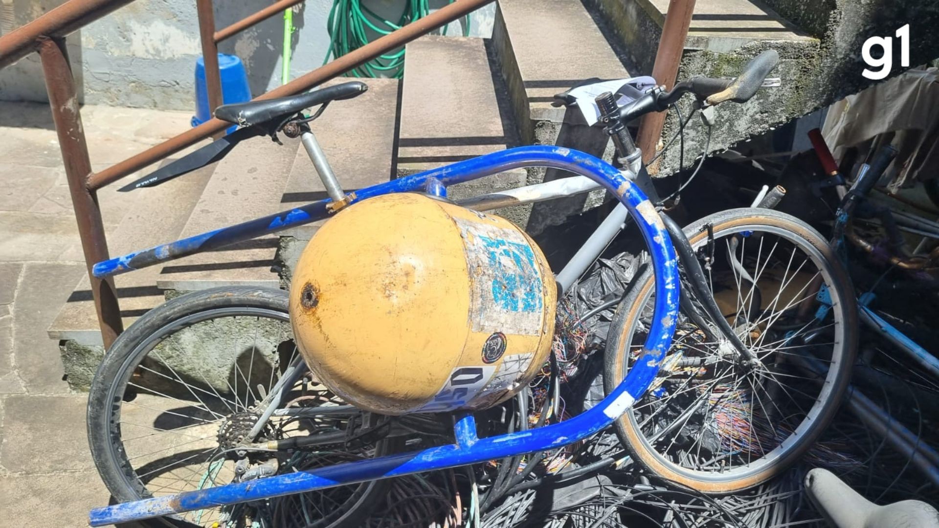 Crime inusitado: ladrão arranca lixeira pública para levar bicicleta em Porto Alegre