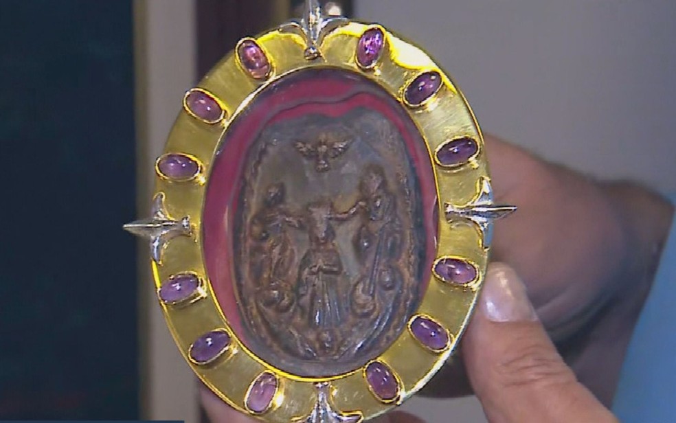 Peça de barro com cerca de nove centímetros foi encontrada por um casal de lavradores em 1840 e deu início à devoção que hoje reúne milhões de fiéis em Trindade — Foto: Reprodução/TV Anhanguera