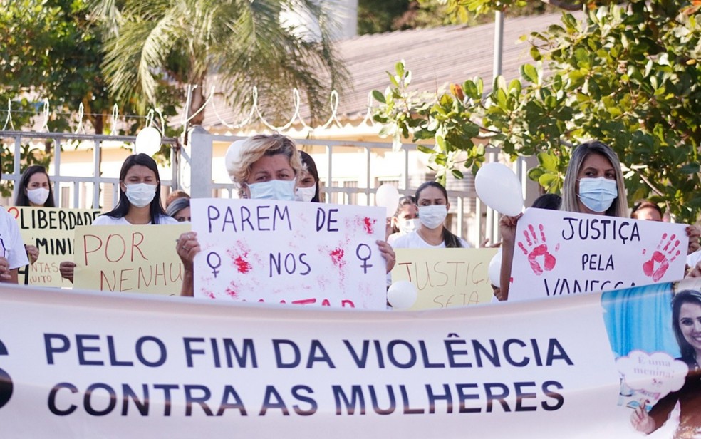 Amigos e familiares fizeram protesto pedido por justiça em frente ao Fórum de Iporá, em 2017 — Foto: Arquivo pessoal Lizi Dalenogari
