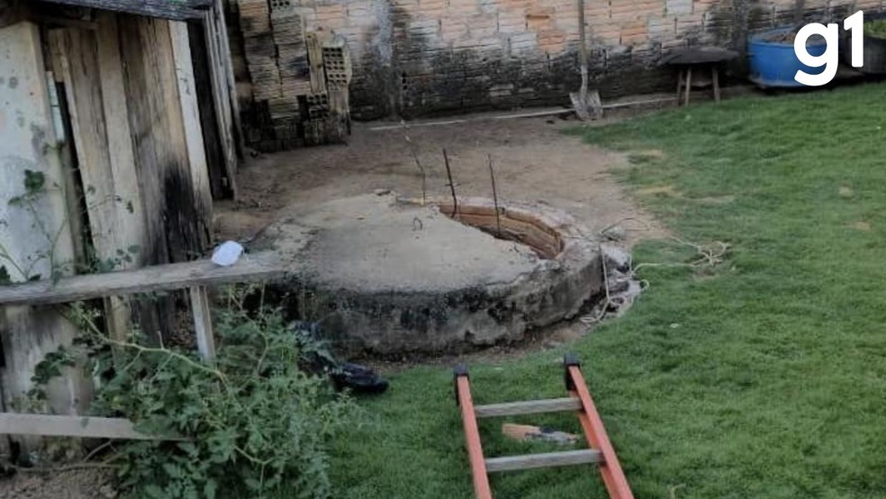 A tampa de concreto do poço cedeu no momento em que a menina passava pelo local. — Foto: CBMMT