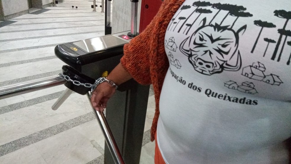 Manifestantes de Cajamar se acorrentam em prédio do Diretório Nacional do PSD no Centro de São Paulo. — Foto: Acervo pessoal