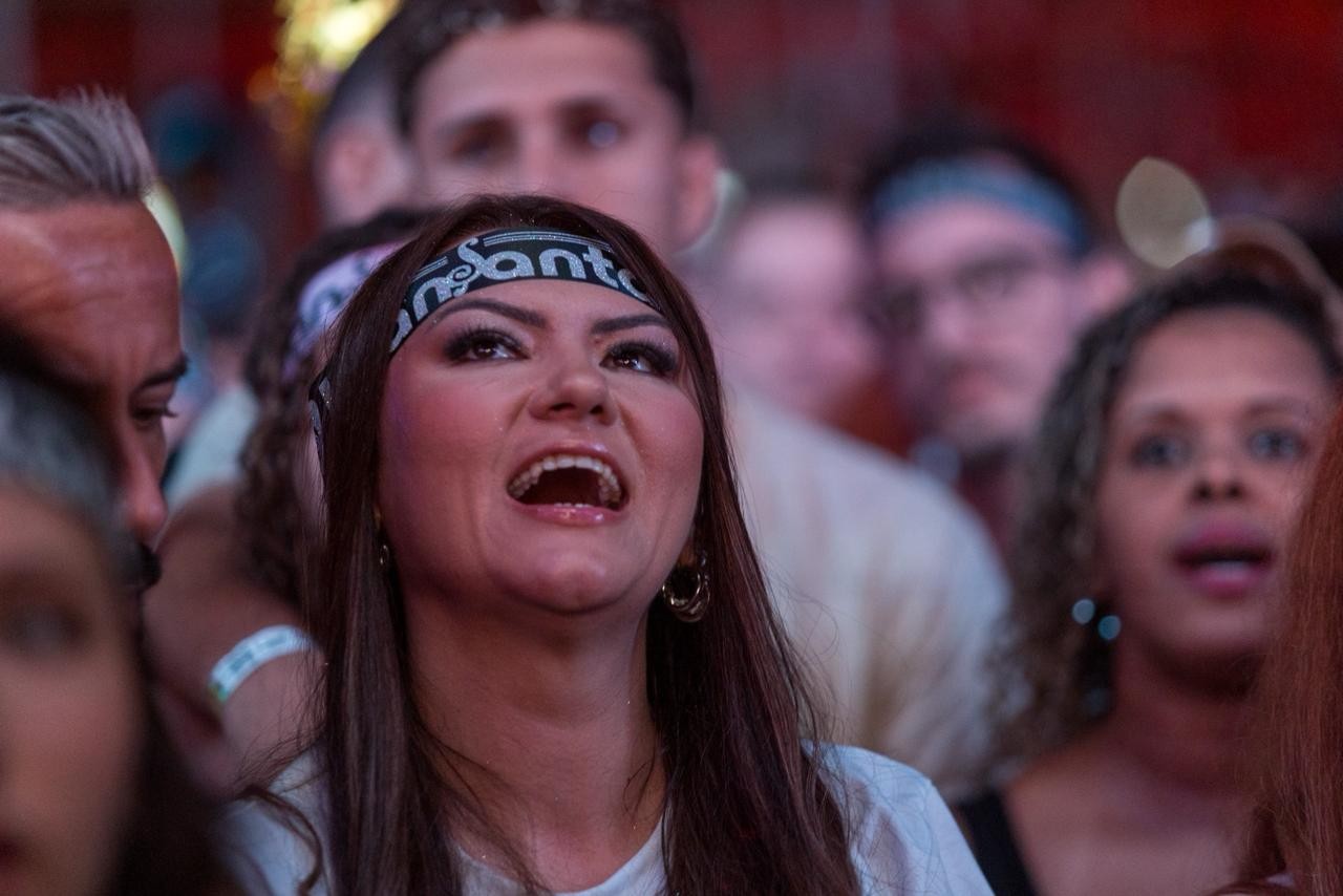 Fãs de Luan Santana aguardam com olhos atentos ao palco do Limeira Rodeo Music — Foto: Thomaz Marostegan/g1