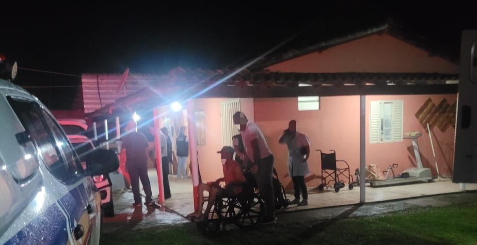 Clínica clandestina foi fechada por manter pacientes sem água fiçtrada e condições de higiene, na Zona Rural de Viçosa — Foto: Primeiro a Saber/Reprodução
