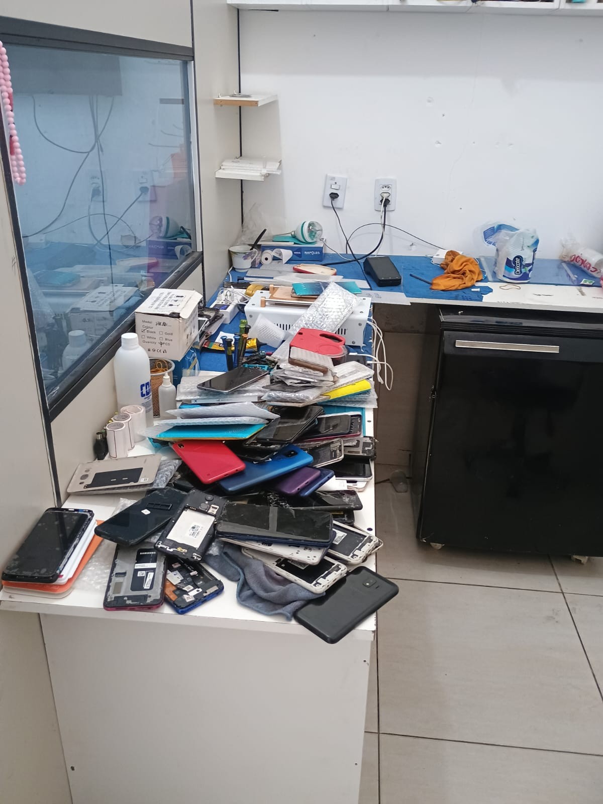 Polícia Civil prende donos de lojas de assistência técnica e recolhe dezenas de celulares no litoral de SP 