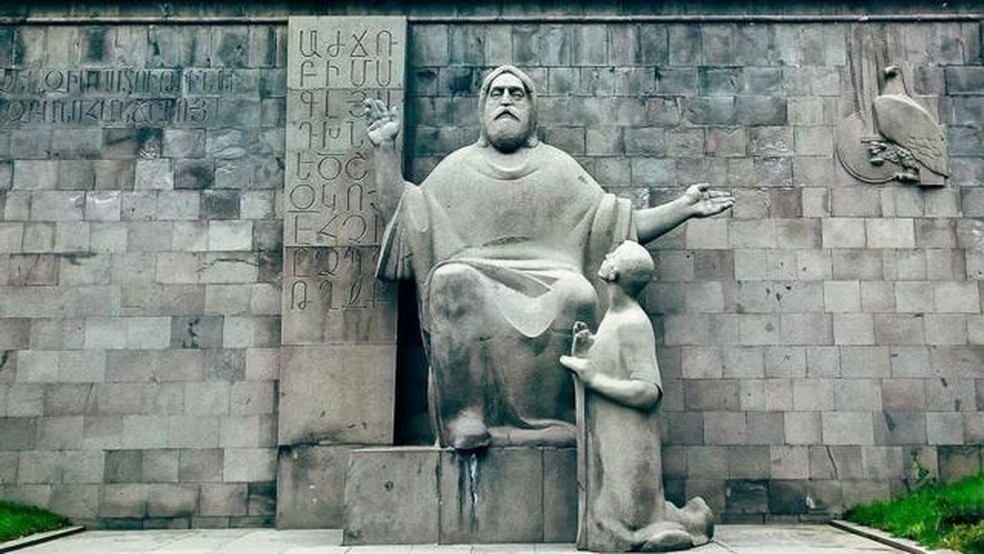A estátua de Mesrop Mashtots nos arredores de Matenadaran destaca sua importância como criador do alfabeto armênio — Foto: GETTY IMAGES/via BBC