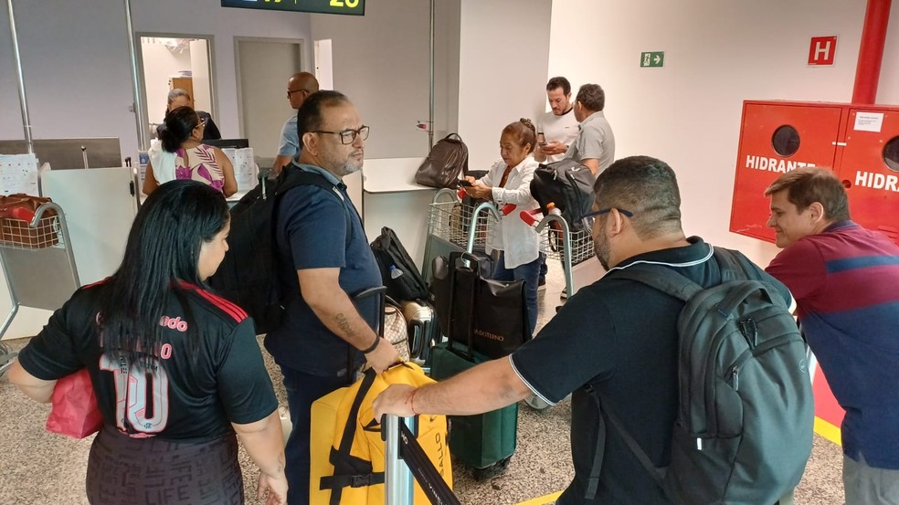 Passageiros que iriam pra COP esperando voo em Rondônia — Foto: Luciene Kaxinawá