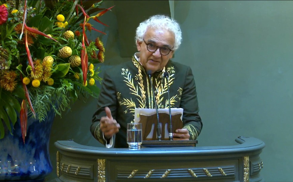 Milton Hatoum durante discurso na cerimônia de posse na Academia Brasileira de Letras (ABL) — Foto: Reprodução/Youtube/Academia Brasileira de Letras