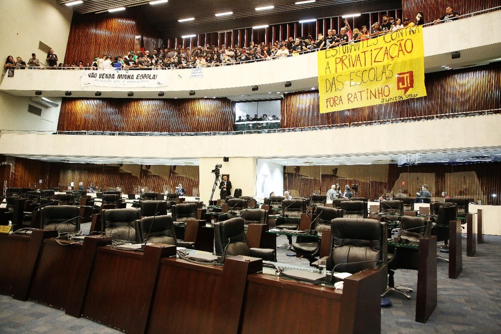 Professores, servidores e estudantes fazem manifestação na Alep contra o projeto Parceiro da Escola — Foto: Giuliano Gomes/PR Press