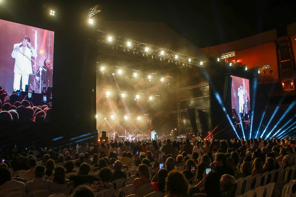 Roberto Carlos comemora 84 anos com show e bolo especial em Natal — Foto: Alexandre Lago