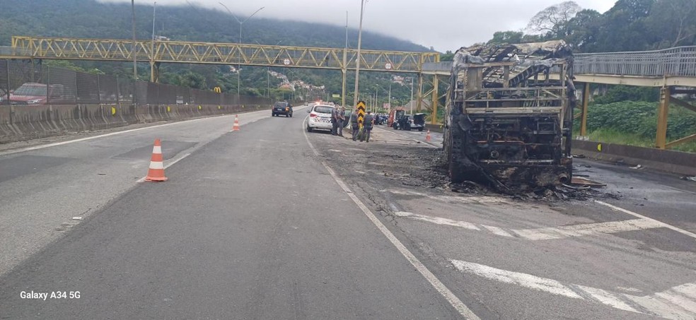 Ônibus queimado após confronto entre torcedores do Palmeiras e do Cruzeiro, segundo a PRF — Foto: Reprodução/Redes sociais