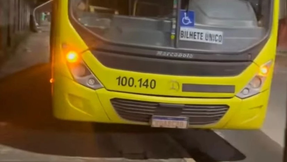 Ônibus onde teria acontecido o assalto, na região da Estiva — Foto: Reprodução/Redes sociais