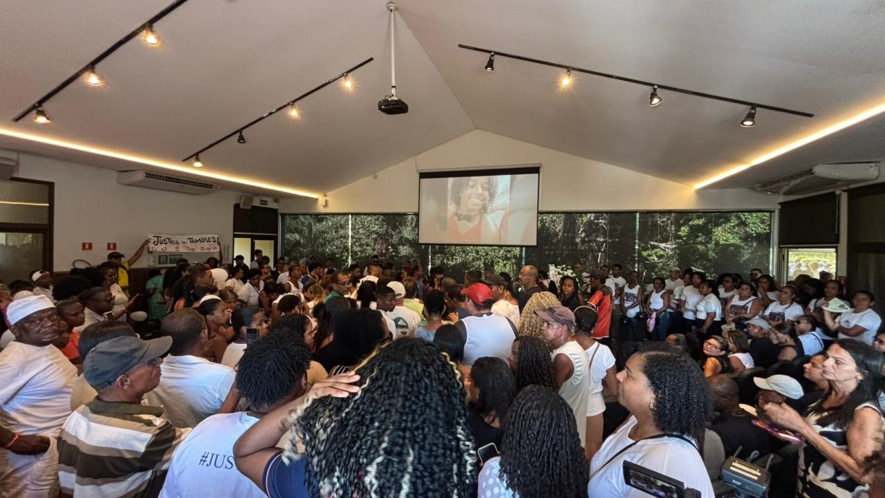 Corpo de Thamiris, adolescente de 14 anos encontrada morta em Salvador, é sepultado neste sábado