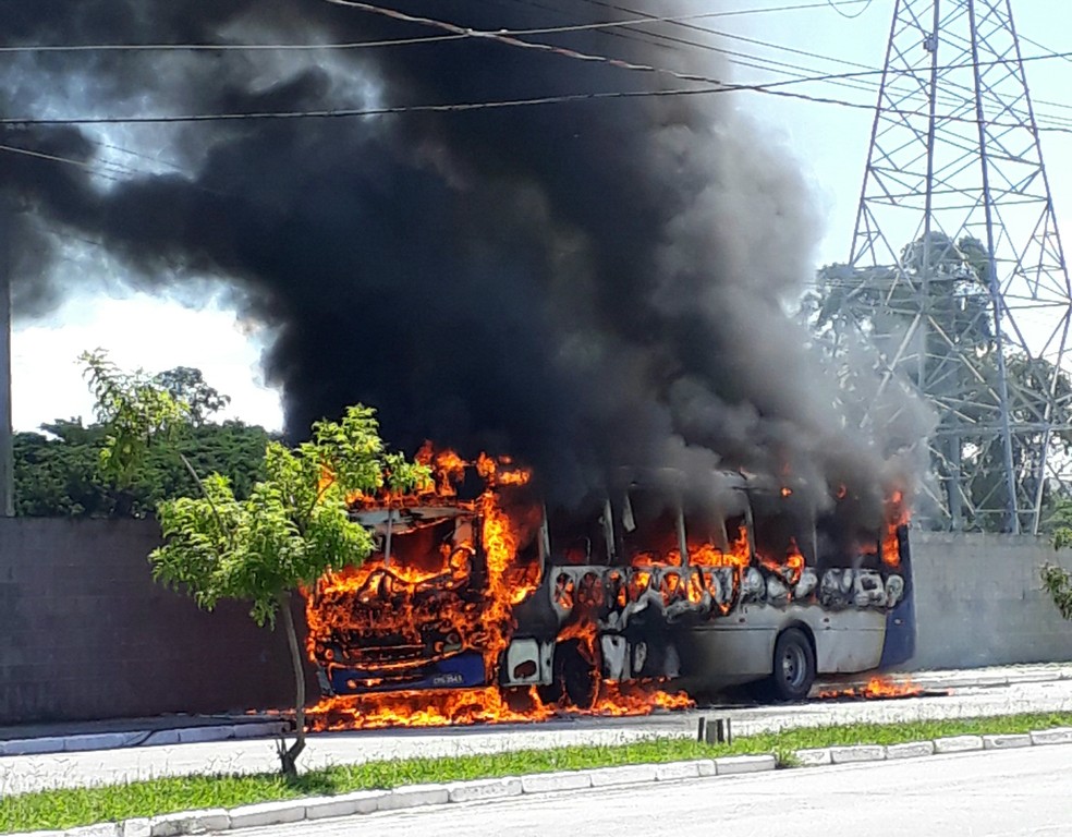 Ônibus com time de futebol pega fogo durante viagem para jogo do Campeonato  Paraibano, Paraíba