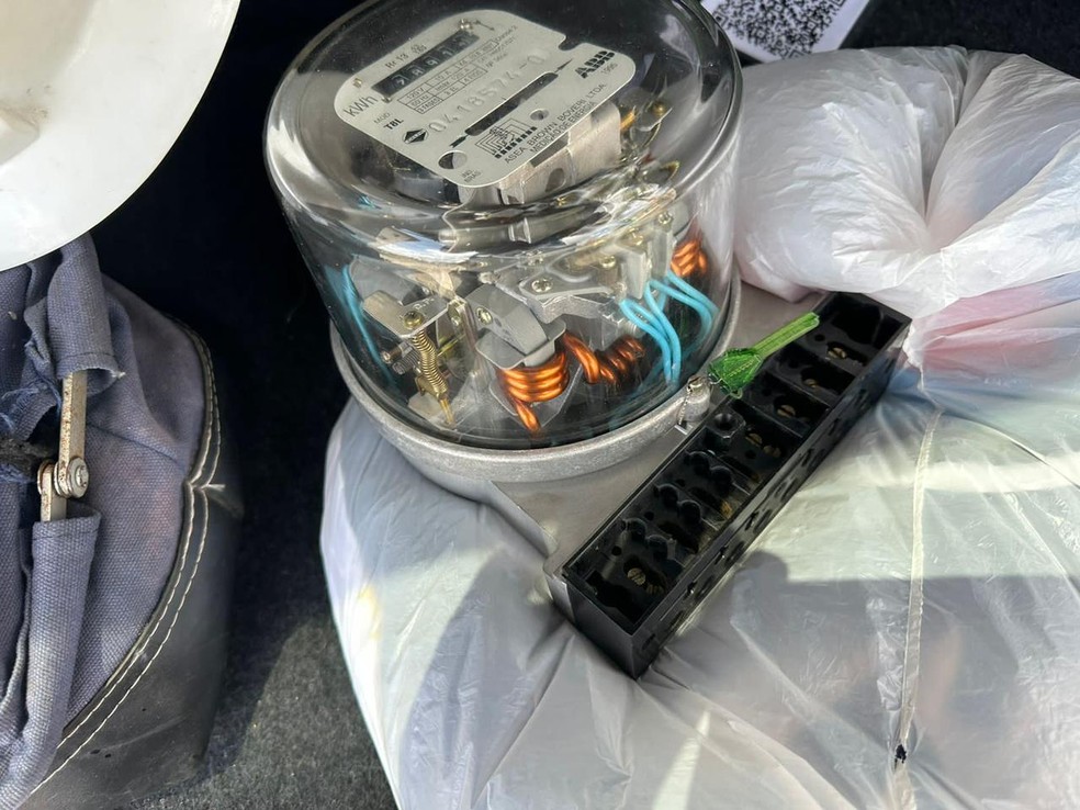 Materiais encontrados e apreendidos com o suspeito. — Foto: Equatorial Pará