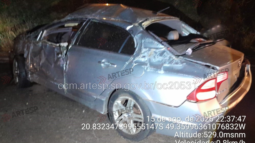 Motorista morre após invadir pista contrária e capotar carro na rodovia Washington Luís em Rio Preto