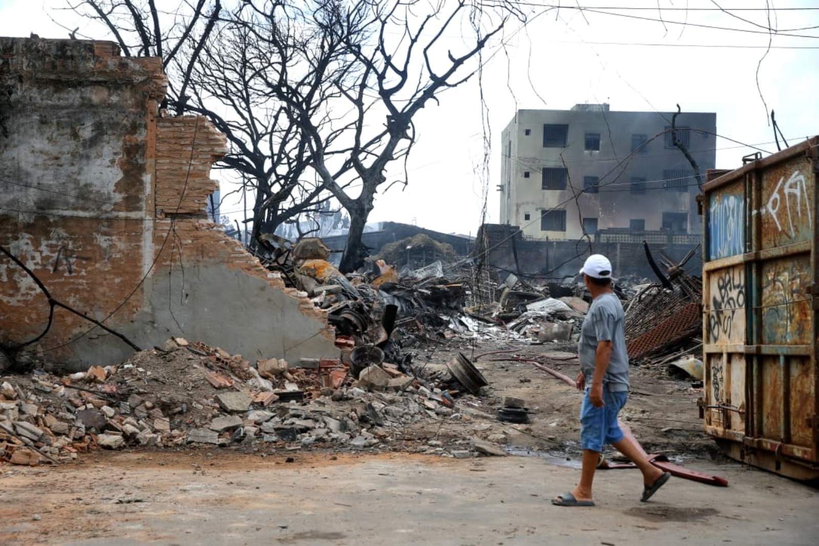 Trabalho de rescaldo continua mais de 30 horas após incêndio de sucata em Fortaleza; veja imagens desta sexta-feira (26)