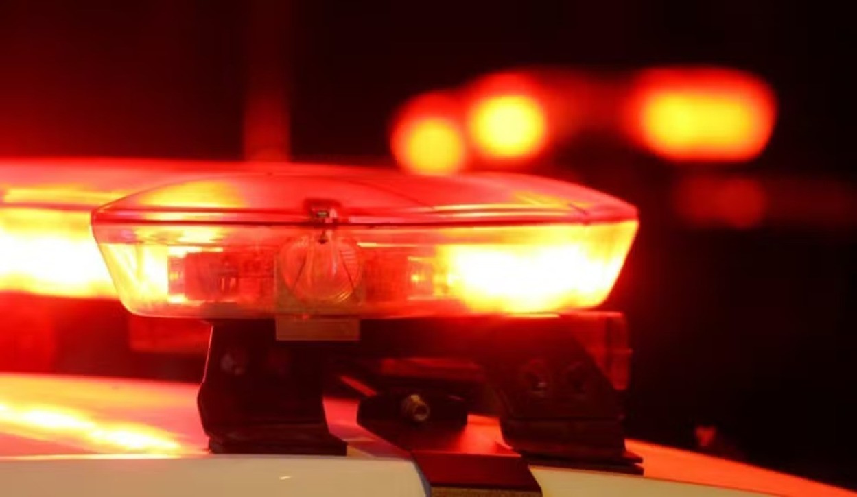 Homem morre após invadir casas e ser contido pela PM com taser no interior de SP