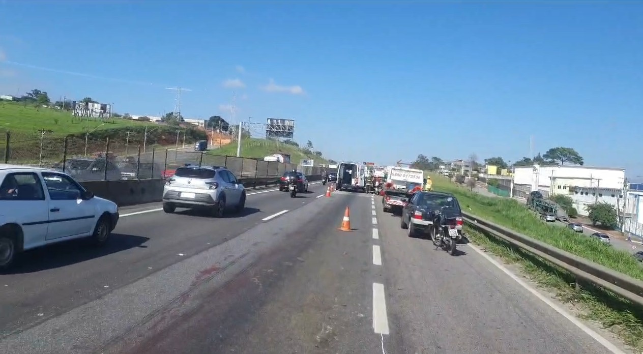 Acidente após atropelamento de capivara complica trânsito na Via Dutra em Taubaté, SP