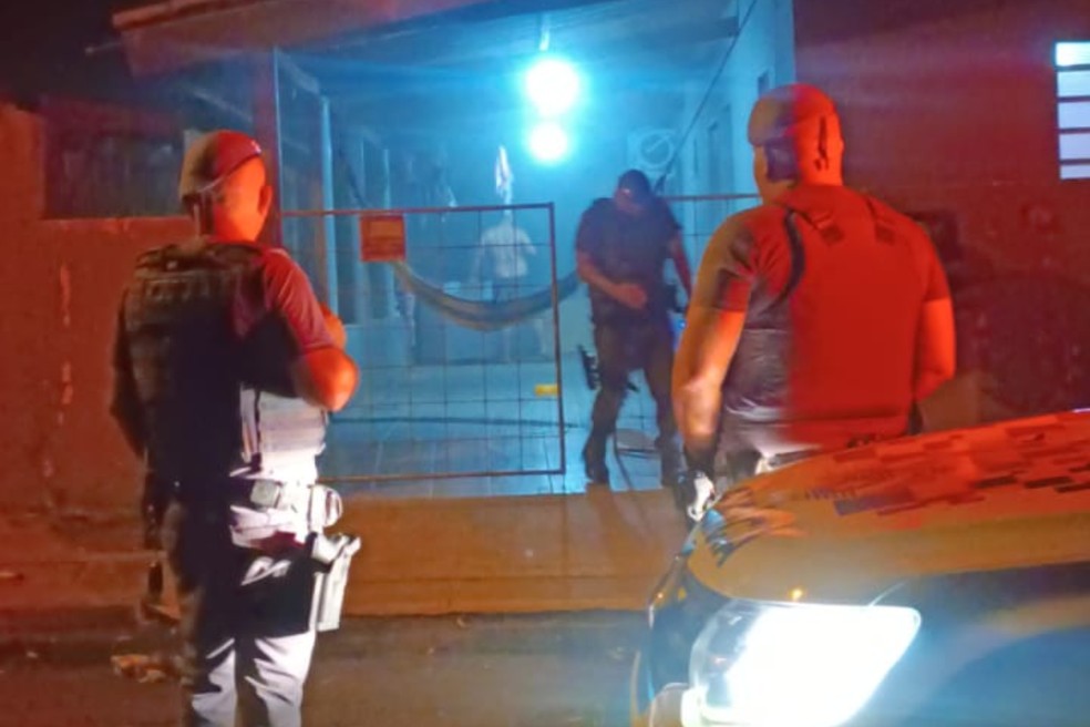 Família é socorrida após incêndio que começou com panela esquecida no fogão aceso em Santa Mercedes (SP) — Foto: Reprodução/Polícia Militar