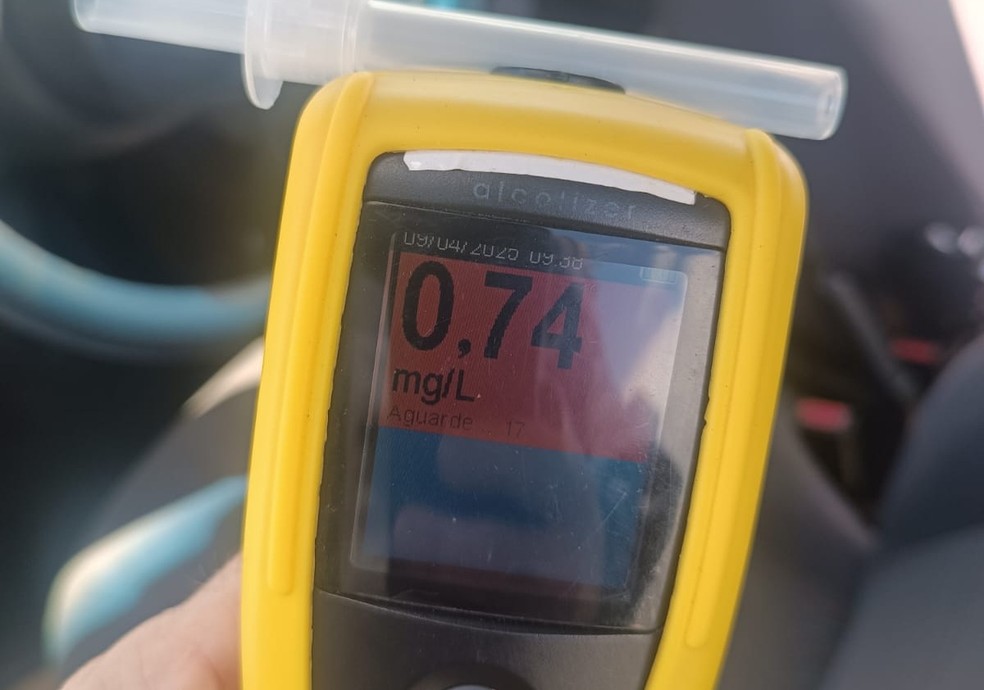 Policial mostra resultado no bafômetro, após teste com motorista embriagado em Natal. — Foto: PRF/Divulgação