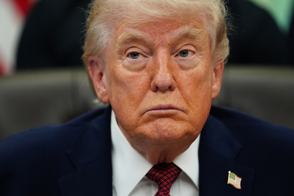 O presidente Donald Trump ouve discursos antes de assinar uma ordem executiva no Salão Oval da Casa Branca, no sábado, 18 de abril de 2026, em Washington. — Foto: AP/Julia Demaree Nikhinson