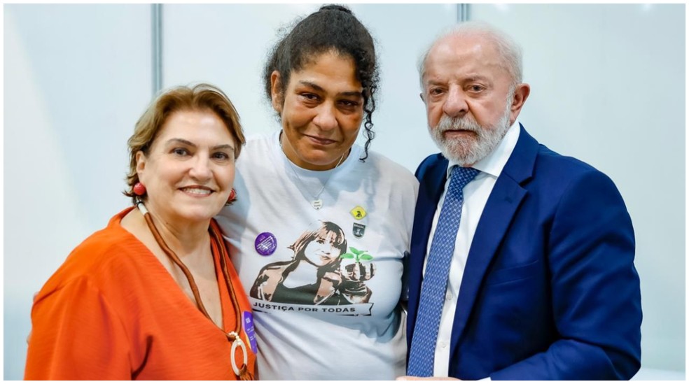 Lula junto de Marcia Lopes (Ministra da mulher) e Lucia, mãe de Tainara. — Foto: Divulgação