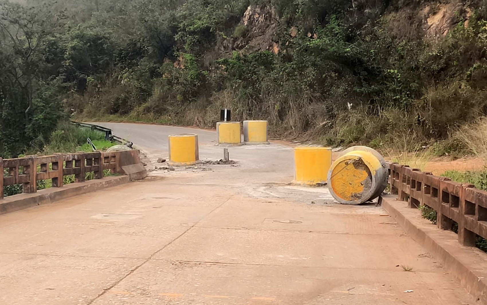 Manilhas instaladas pelo DNIT na Ponte Torta, entre Carmo do Rio Claro e Ilicínea, são arrancadas após restrição a veículos pesados