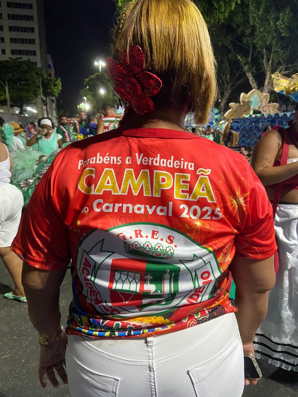 Camisa criada para o desfile das campeãs da Grande Rio — Foto: g1
