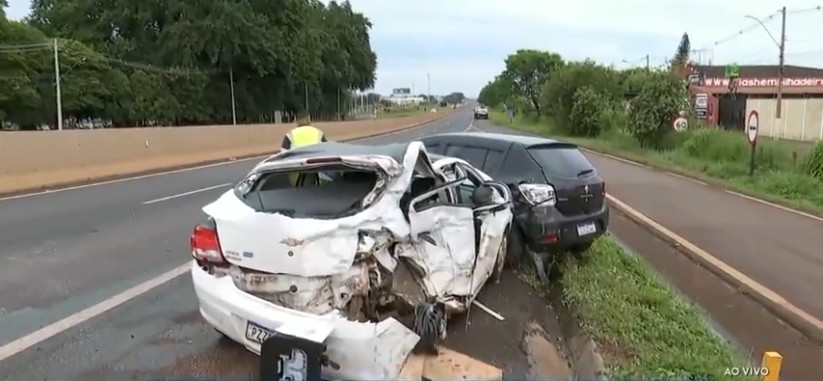 Acidente com quatro carros e uma carreta deixa vítima em estado grave em Sertãozinho