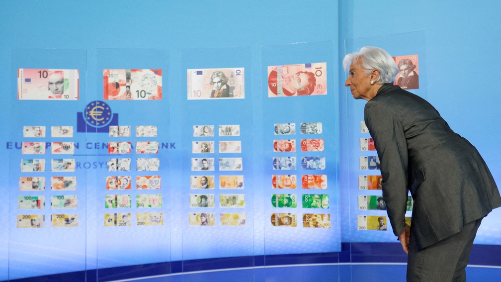 Presidente do Banco Central Europeu (BCE), Christine Lagarde, apresenta os desenhos finalistas das futuras cédulas de euro na sede do BCE, em Frankfurt. — Foto: REUTERS/Heiko Becker/File Photo