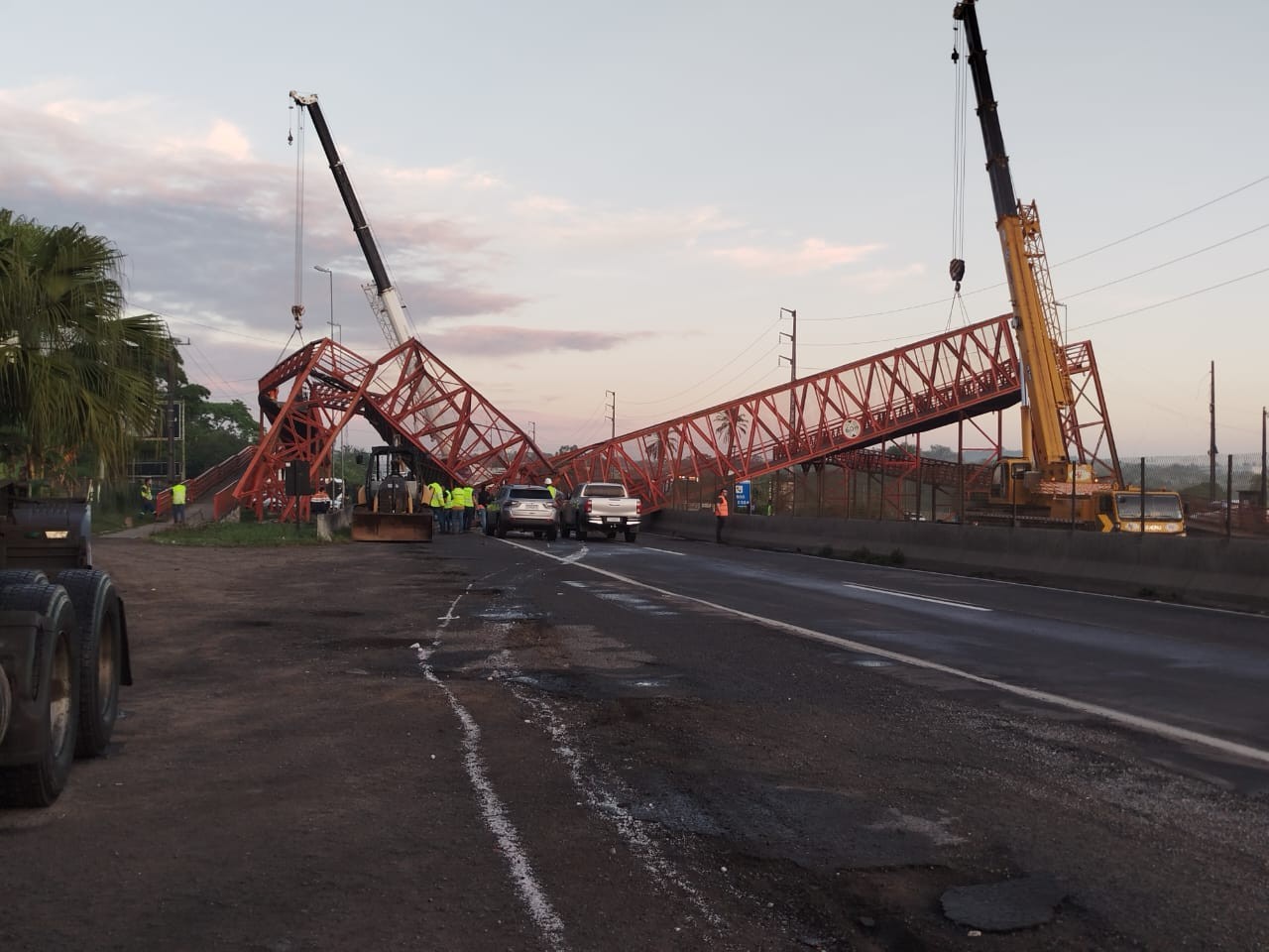 Carreta derruba passarela na BR-324 e rodovia é interditada nos dois sentidos na Bahia 