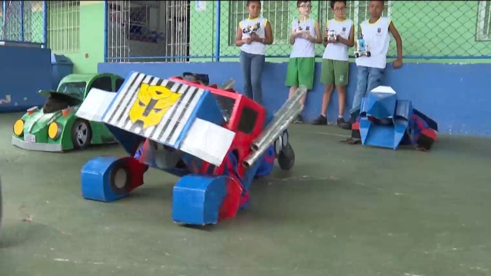 VÍDEO: Alunos de escola pública participam de projetos de robótica