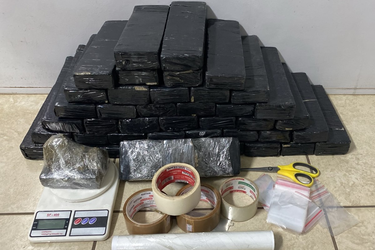 Casal corre para dentro de casa ao ver polícia e acaba preso com tabletes de maconha no interior de SP