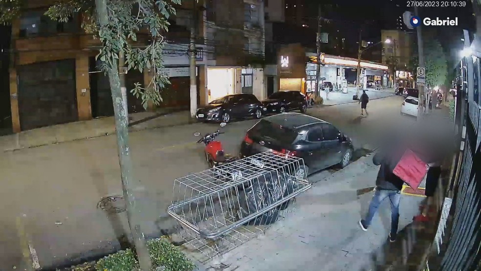 Vítimas são rendidas por falsos entregadores em Pinheiros, Zona Oeste de SP — Foto: Reprodução/TV Globo