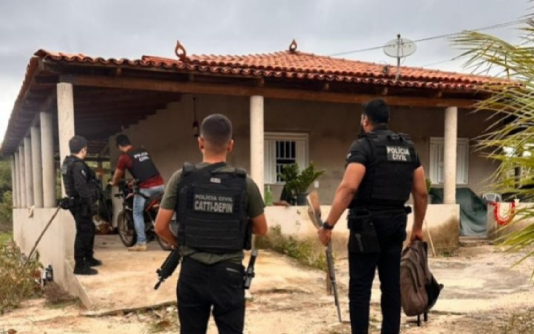 Homem é preso por suspeita de matar vizinha após briga envolvendo galinhas no interior da Bahia