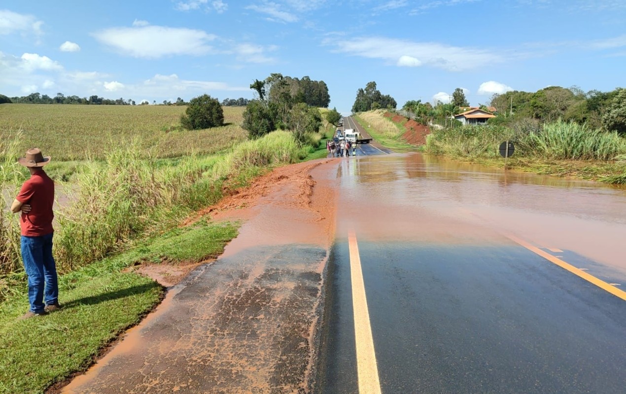 Açude particular se rompe no interior de SP