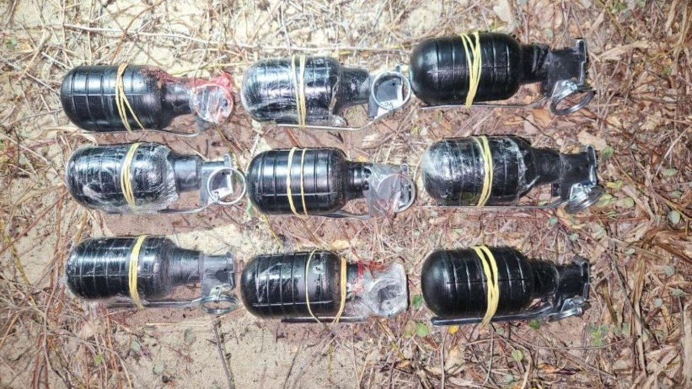 Nove granadas foram apreendidas pela Polícia Militar durante operação na comunidade da Conquista, no bairro Messejana, em Fortaleza. — Foto: Polícia Militar/ Divulgação