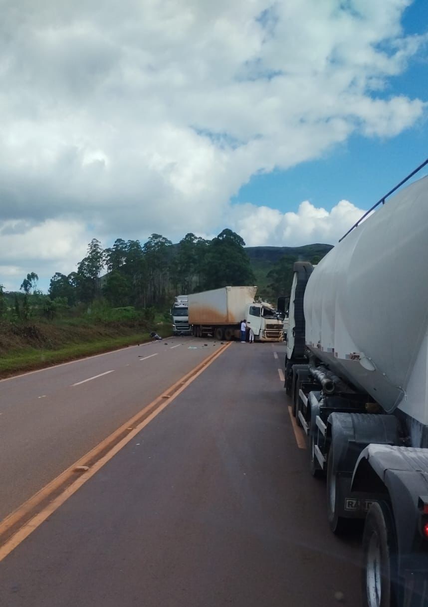 Batida entre carretas, caminhão e moto interdita BR-040, na Grande BH; duas pessoas ficaram feridas