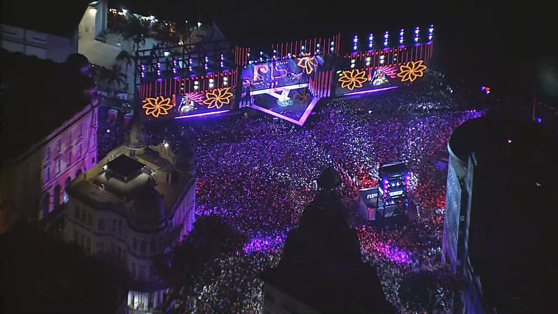 Priscila Senna atrai multidão ao Marco Zero e celebra 15 anos de carreira com show em clima de carnaval fora de época; VÍDEO