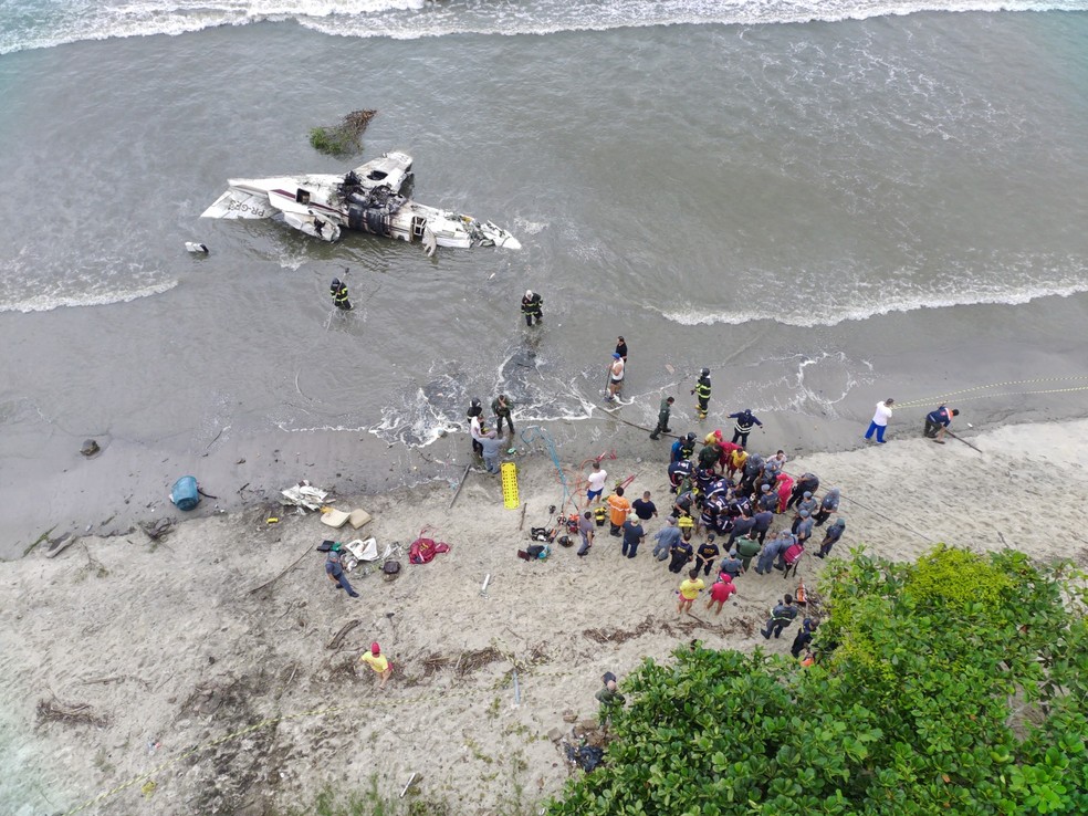 Avião com 5 pessoas explode em Ubatuba e para na praia após ultrapassar pista do aeroporto — Foto: Francisco Trevisan
