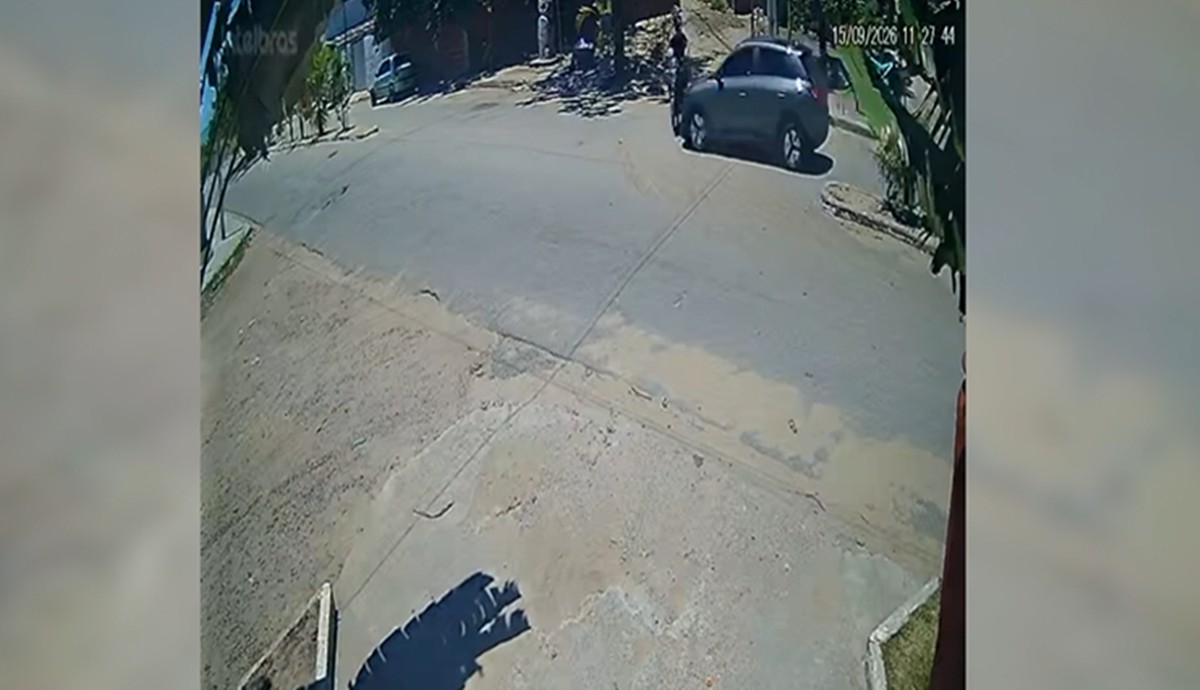 Motorista fica ferido após acidente entre carro e moto, em João Pessoa; VÍDEO