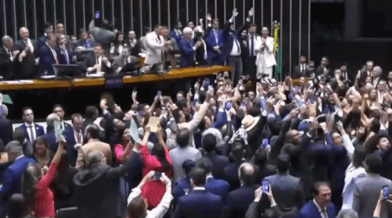 Veja comemoração da derrubada do veto de Lula ao PL da Dosimetria, que favorece Bolsonaro