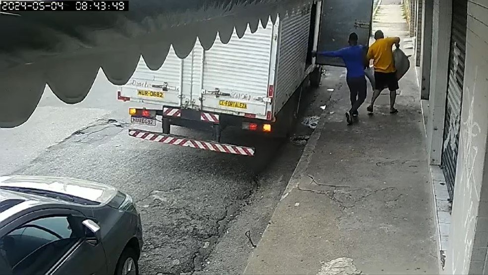 Dois homens furtam caminhão com produtos para bebês no Centro de Fortaleza — Foto: Reprodução