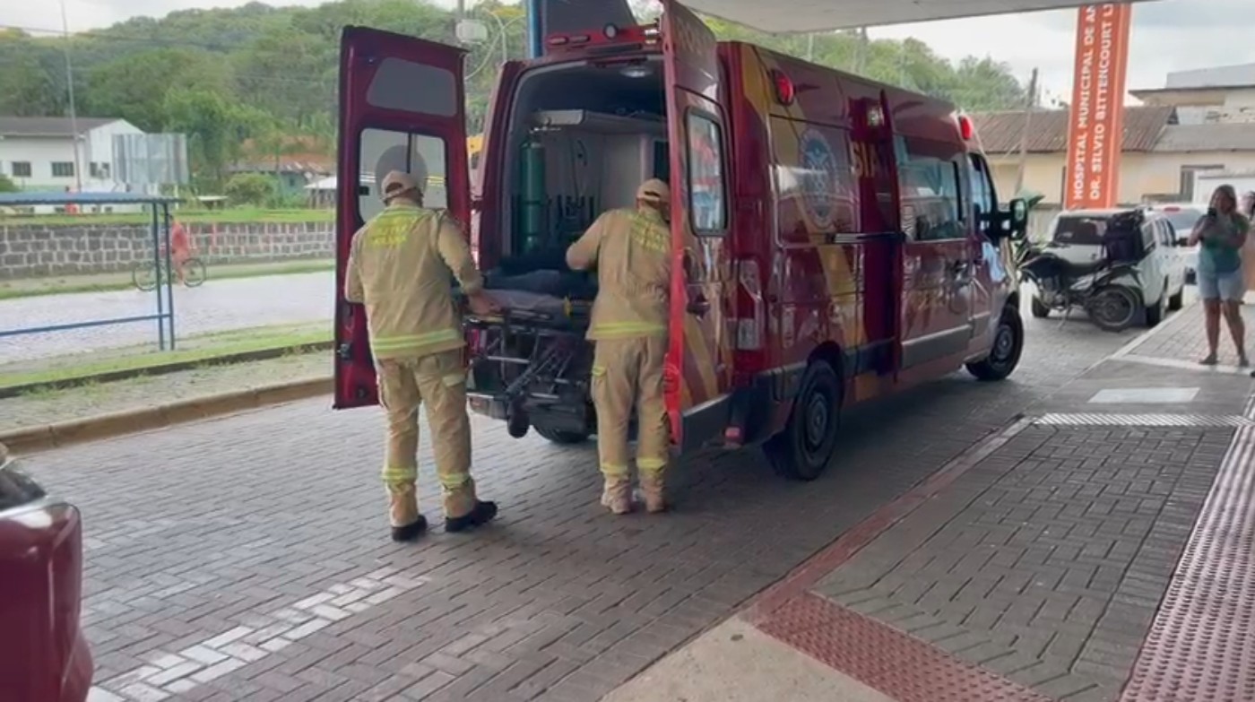 Vídeo mostra jovem que ficou 5 dias desaparecido no Pico Paraná chegando ao hospital para primeiros atendimentos