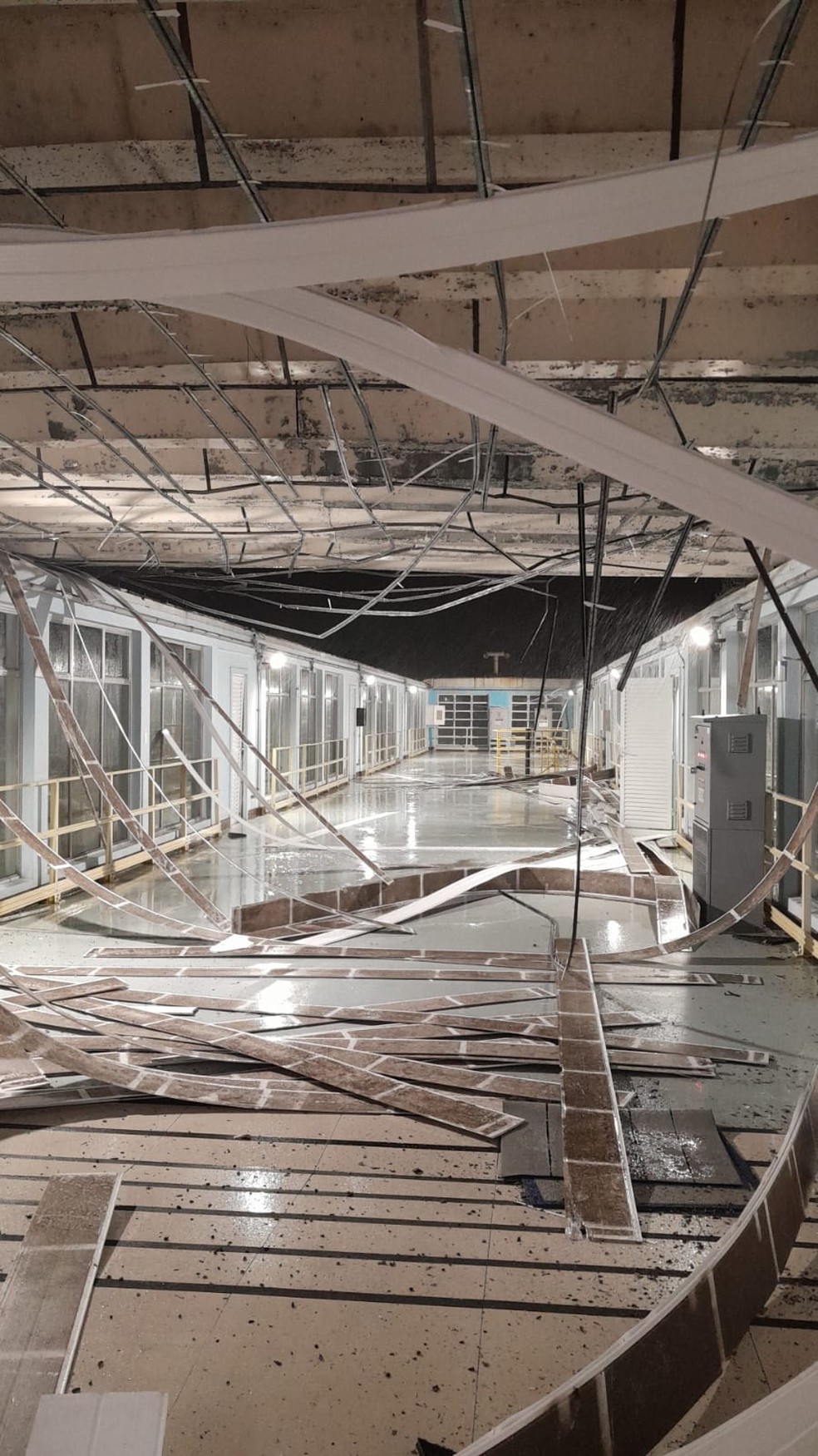Estação de tratamento de água que abastece Curitiba e região metropolitana foi destelhada — Foto: Sanepar